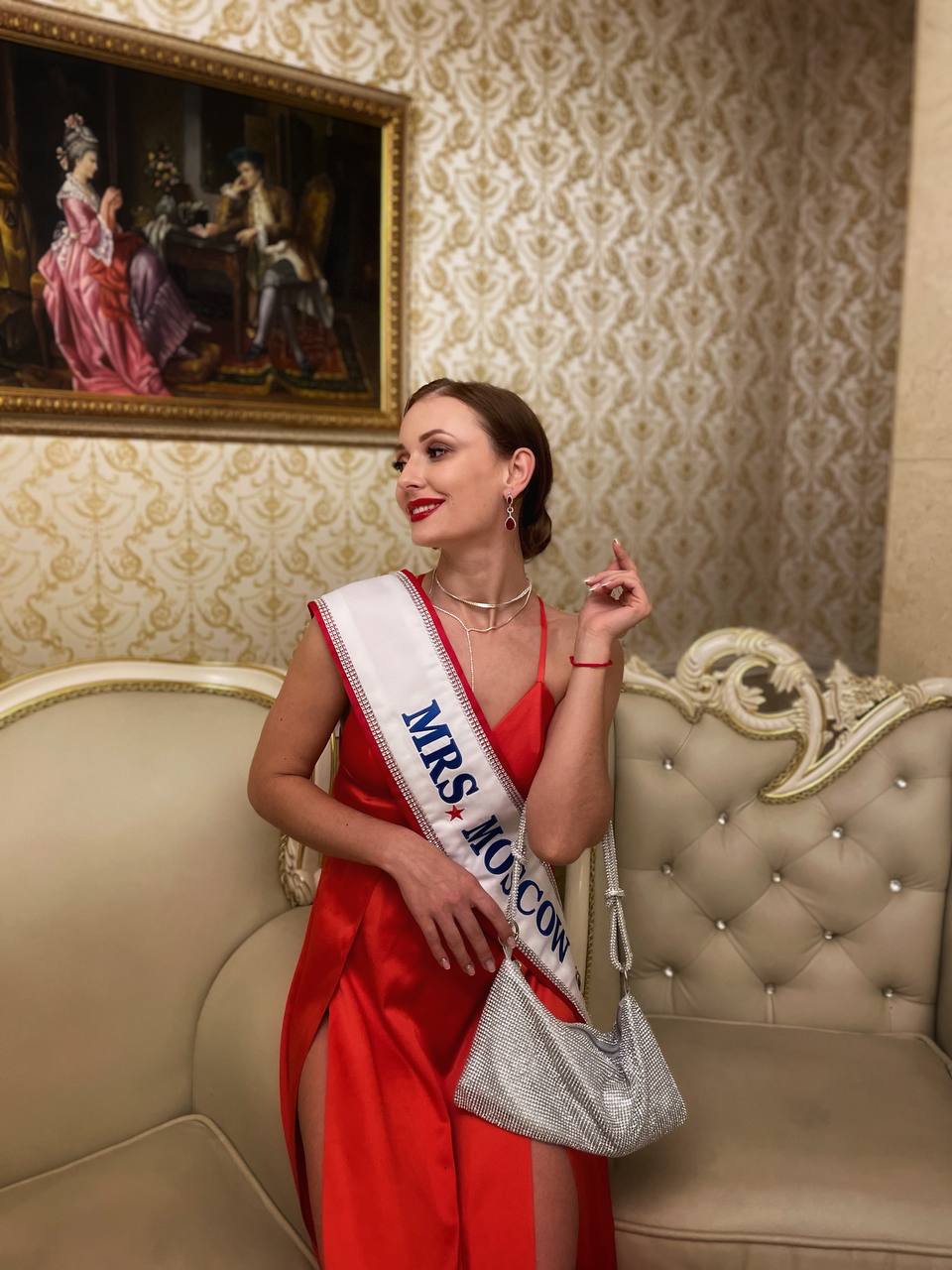 Перед началом Международного конкурса красоты «Миссис Европа — 2022» в Болгарии девушкам из России дали понять: «Призовых мест не ждите». Но Марина Лукьянова из Судогды всё же вошла в топ-10 финалисток и стала «Миссис Европа Совершенство»!