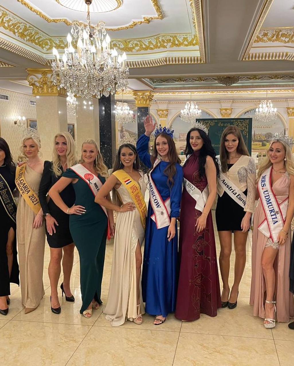 Перед началом Международного конкурса красоты «Миссис Европа — 2022» в Болгарии девушкам из России дали понять: «Призовых мест не ждите». Но Марина Лукьянова из Судогды всё же вошла в топ-10 финалисток и стала «Миссис Европа Совершенство»!