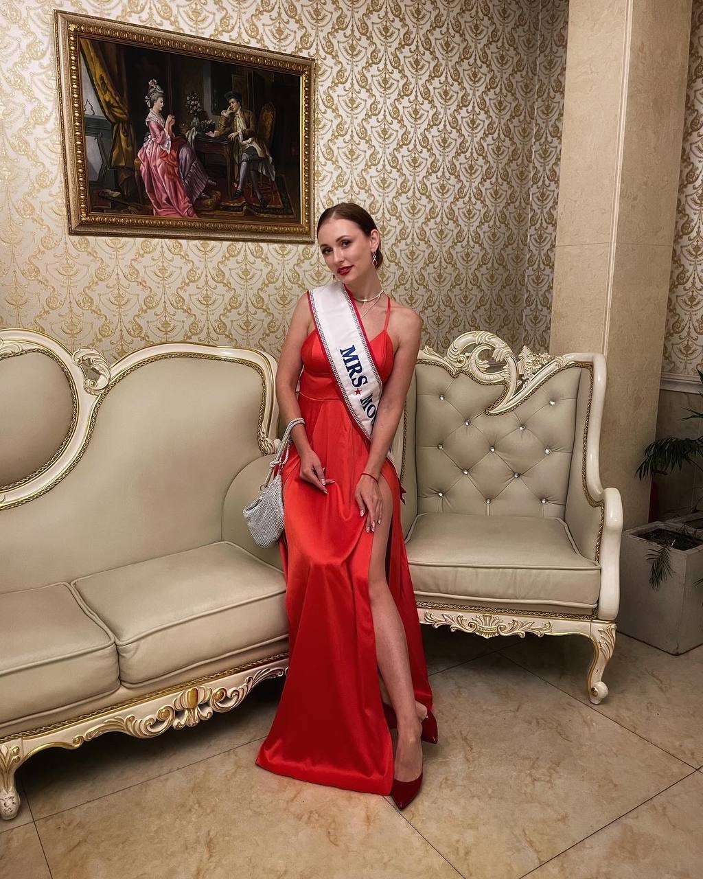 Перед началом Международного конкурса красоты «Миссис Европа — 2022» в Болгарии девушкам из России дали понять: «Призовых мест не ждите». Но Марина Лукьянова из Судогды всё же вошла в топ-10 финалисток и стала «Миссис Европа Совершенство»!