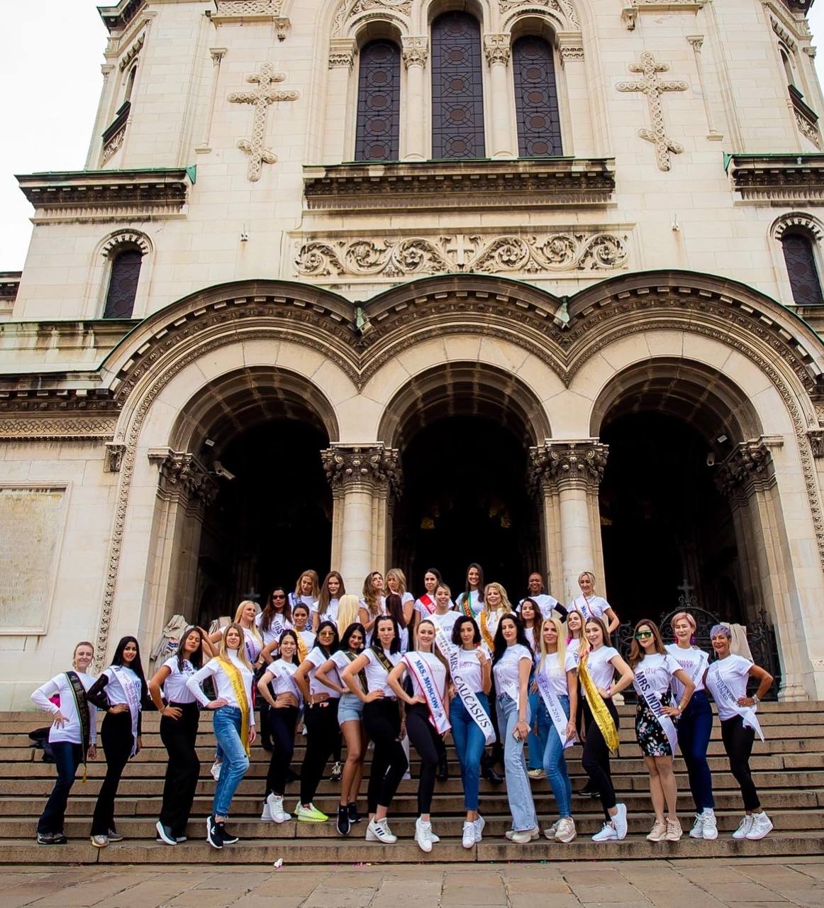 Перед началом Международного конкурса красоты «Миссис Европа — 2022» в Болгарии девушкам из России дали понять: «Призовых мест не ждите». Но Марина Лукьянова из Судогды всё же вошла в топ-10 финалисток и стала «Миссис Европа Совершенство»!