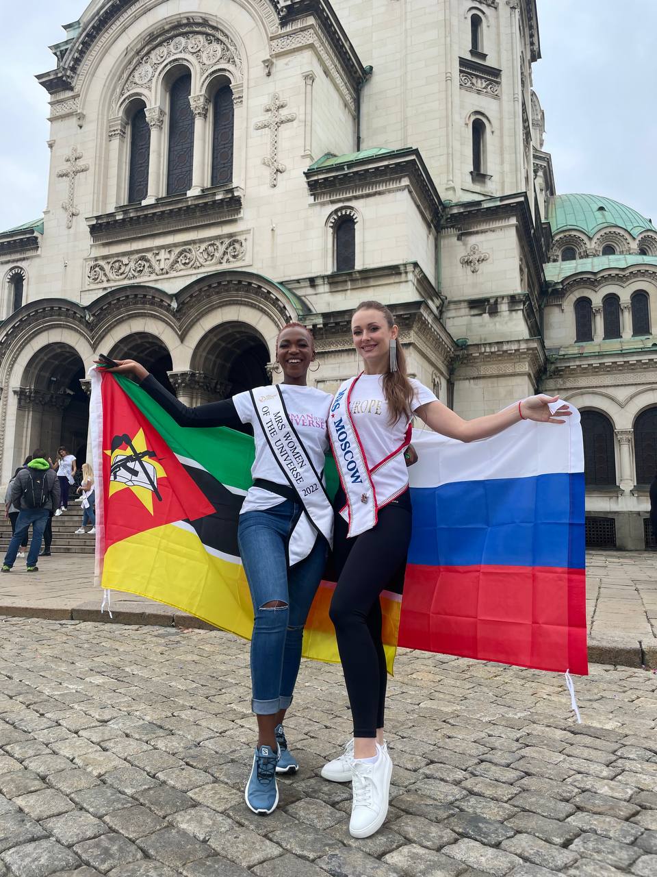 Перед началом Международного конкурса красоты «Миссис Европа — 2022» в Болгарии девушкам из России дали понять: «Призовых мест не ждите». Но Марина Лукьянова из Судогды всё же вошла в топ-10 финалисток и стала «Миссис Европа Совершенство»!