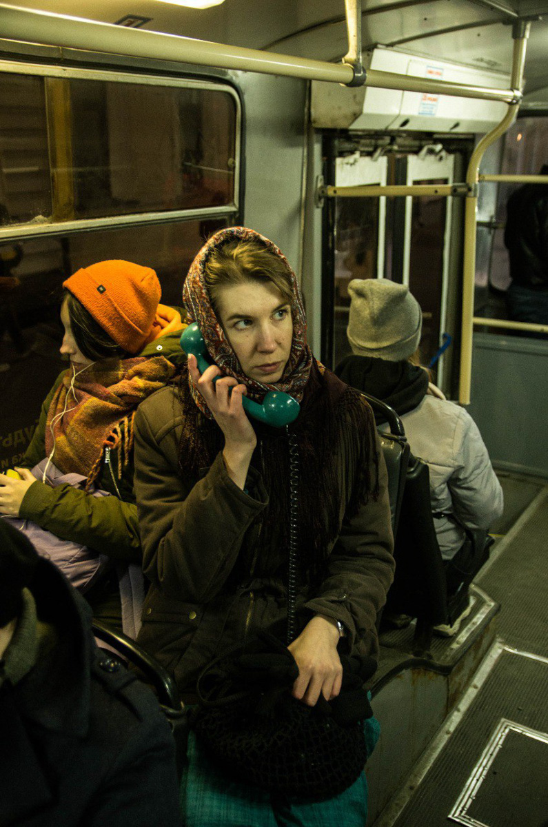 «Шкодный троллейбус» — явление не то чтобы редкое, а единственное в своём роде. О готовящемся владимирскими театралами перформансе не знали ни городская администрация, ни водитель с кондуктором, ни передвигающиеся на выбранном для эксперимента троллейбусе горожане. В 12.00 субботы на остановках маршрута № 1 участники действия ждали выезжающего с конечной на Фатьянова «рогатого», а когда салон заполнился, началось внезапное представление…