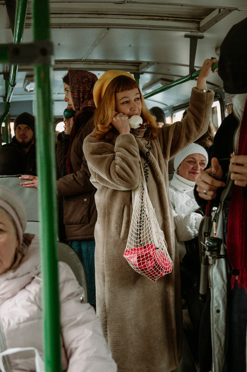 «Шкодный троллейбус» — явление не то чтобы редкое, а единственное в своём роде. О готовящемся владимирскими театралами перформансе не знали ни городская администрация, ни водитель с кондуктором, ни передвигающиеся на выбранном для эксперимента троллейбусе горожане. В 12.00 субботы на остановках маршрута № 1 участники действия ждали выезжающего с конечной на Фатьянова «рогатого», а когда салон заполнился, началось внезапное представление…