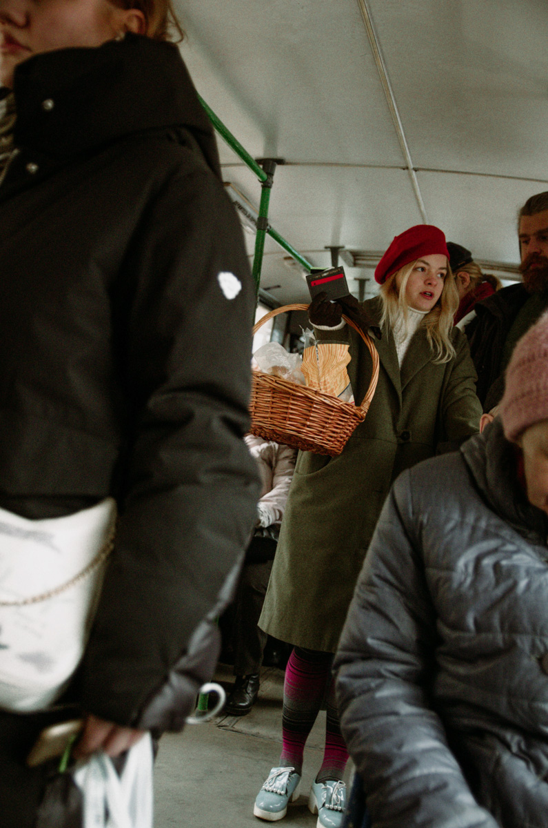 «Шкодный троллейбус» — явление не то чтобы редкое, а единственное в своём роде. О готовящемся владимирскими театралами перформансе не знали ни городская администрация, ни водитель с кондуктором, ни передвигающиеся на выбранном для эксперимента троллейбусе горожане. В 12.00 субботы на остановках маршрута № 1 участники действия ждали выезжающего с конечной на Фатьянова «рогатого», а когда салон заполнился, началось внезапное представление…