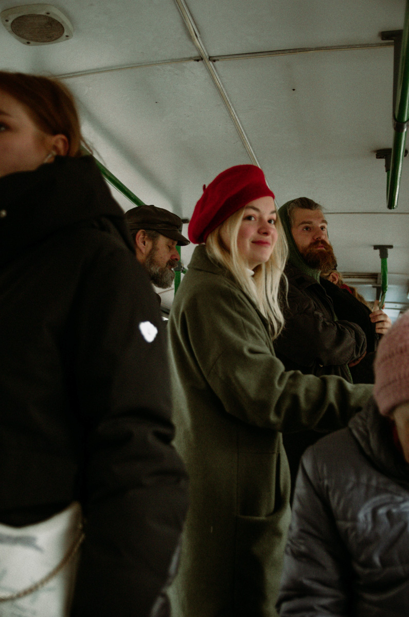 «Шкодный троллейбус» — явление не то чтобы редкое, а единственное в своём роде. О готовящемся владимирскими театралами перформансе не знали ни городская администрация, ни водитель с кондуктором, ни передвигающиеся на выбранном для эксперимента троллейбусе горожане. В 12.00 субботы на остановках маршрута № 1 участники действия ждали выезжающего с конечной на Фатьянова «рогатого», а когда салон заполнился, началось внезапное представление…