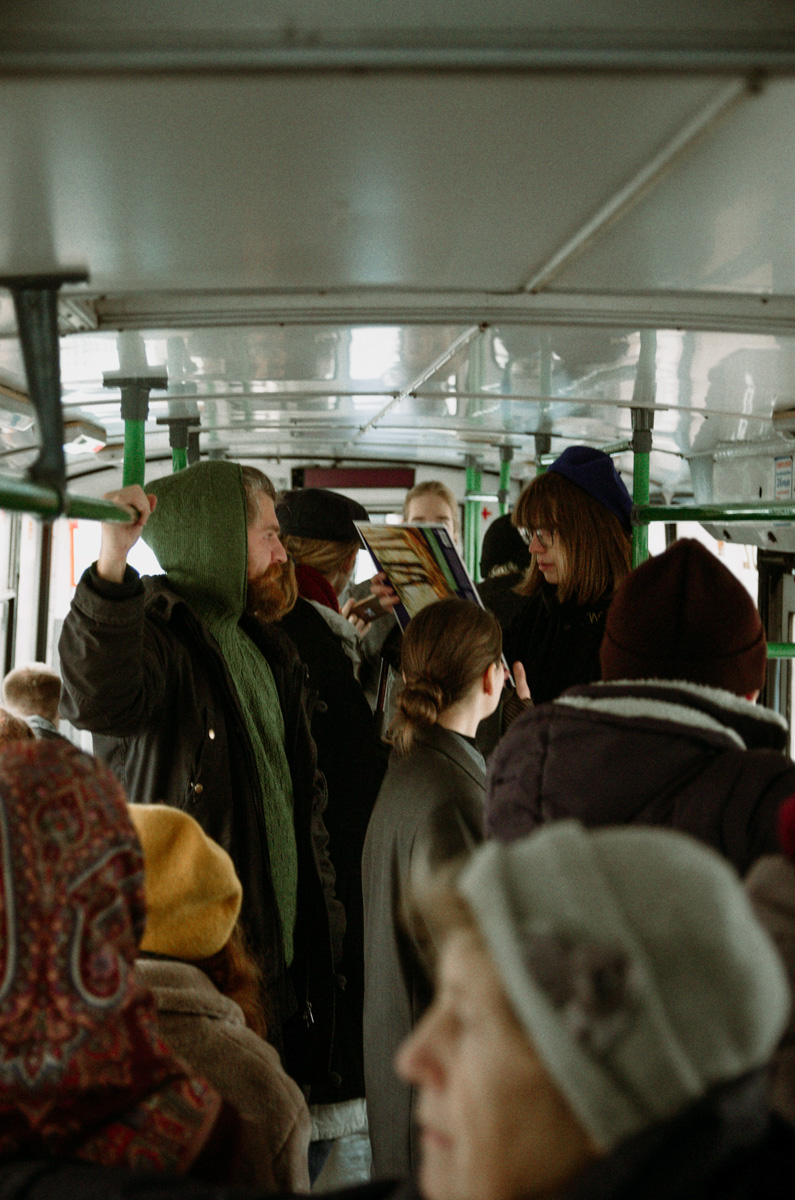 «Шкодный троллейбус» — явление не то чтобы редкое, а единственное в своём роде. О готовящемся владимирскими театралами перформансе не знали ни городская администрация, ни водитель с кондуктором, ни передвигающиеся на выбранном для эксперимента троллейбусе горожане. В 12.00 субботы на остановках маршрута № 1 участники действия ждали выезжающего с конечной на Фатьянова «рогатого», а когда салон заполнился, началось внезапное представление…