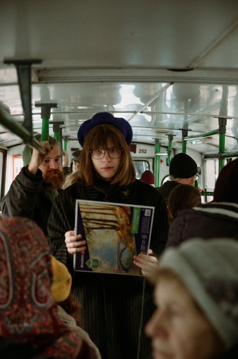 «Шкодный троллейбус» — явление не то чтобы редкое, а единственное в своём роде. О готовящемся владимирскими театралами перформансе не знали ни городская администрация, ни водитель с кондуктором, ни передвигающиеся на выбранном для эксперимента троллейбусе горожане. В 12.00 субботы на остановках маршрута № 1 участники действия ждали выезжающего с конечной на Фатьянова «рогатого», а когда салон заполнился, началось внезапное представление…