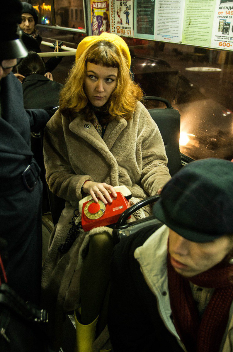 «Шкодный троллейбус» — явление не то чтобы редкое, а единственное в своём роде. О готовящемся владимирскими театралами перформансе не знали ни городская администрация, ни водитель с кондуктором, ни передвигающиеся на выбранном для эксперимента троллейбусе горожане. В 12.00 субботы на остановках маршрута № 1 участники действия ждали выезжающего с конечной на Фатьянова «рогатого», а когда салон заполнился, началось внезапное представление…