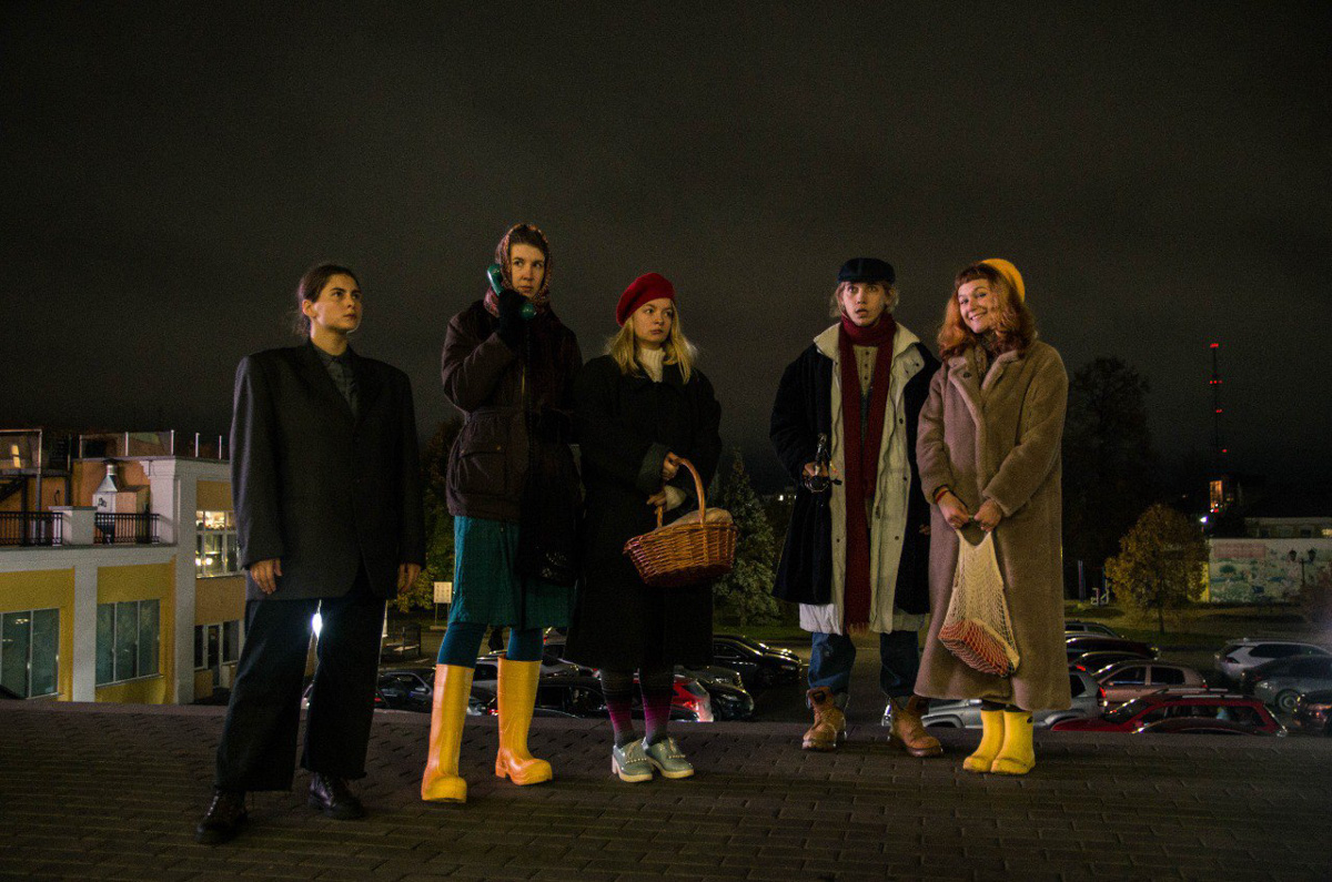 «Шкодный троллейбус» — явление не то чтобы редкое, а единственное в своём роде. О готовящемся владимирскими театралами перформансе не знали ни городская администрация, ни водитель с кондуктором, ни передвигающиеся на выбранном для эксперимента троллейбусе горожане. В 12.00 субботы на остановках маршрута № 1 участники действия ждали выезжающего с конечной на Фатьянова «рогатого», а когда салон заполнился, началось внезапное представление…