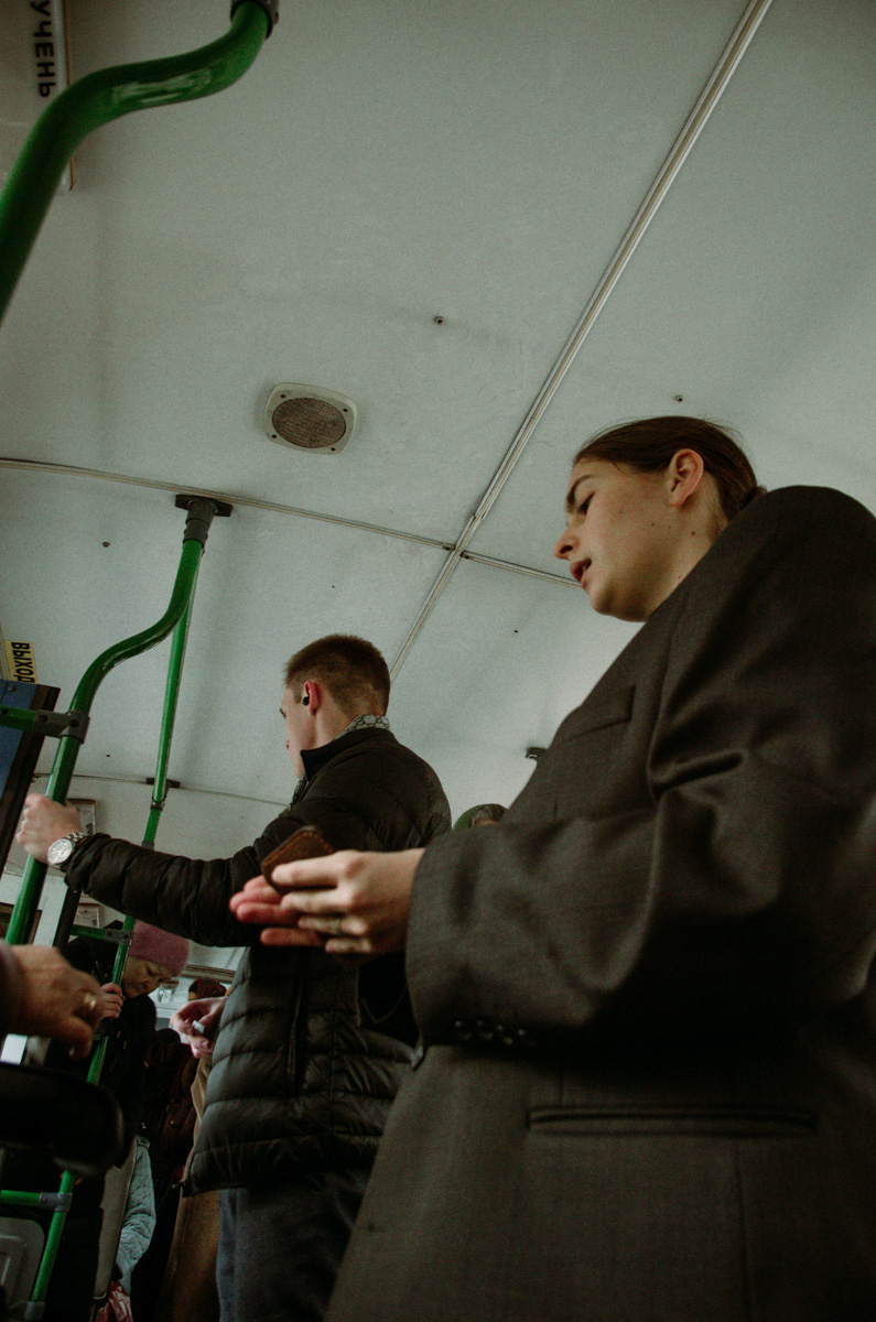 «Шкодный троллейбус» — явление не то чтобы редкое, а единственное в своём роде. О готовящемся владимирскими театралами перформансе не знали ни городская администрация, ни водитель с кондуктором, ни передвигающиеся на выбранном для эксперимента троллейбусе горожане. В 12.00 субботы на остановках маршрута № 1 участники действия ждали выезжающего с конечной на Фатьянова «рогатого», а когда салон заполнился, началось внезапное представление…