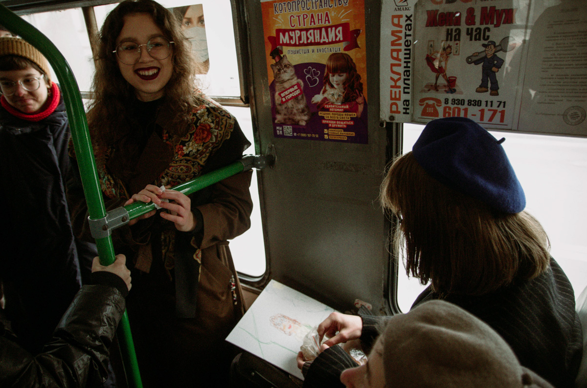 «Шкодный троллейбус» — явление не то чтобы редкое, а единственное в своём роде. О готовящемся владимирскими театралами перформансе не знали ни городская администрация, ни водитель с кондуктором, ни передвигающиеся на выбранном для эксперимента троллейбусе горожане. В 12.00 субботы на остановках маршрута № 1 участники действия ждали выезжающего с конечной на Фатьянова «рогатого», а когда салон заполнился, началось внезапное представление…