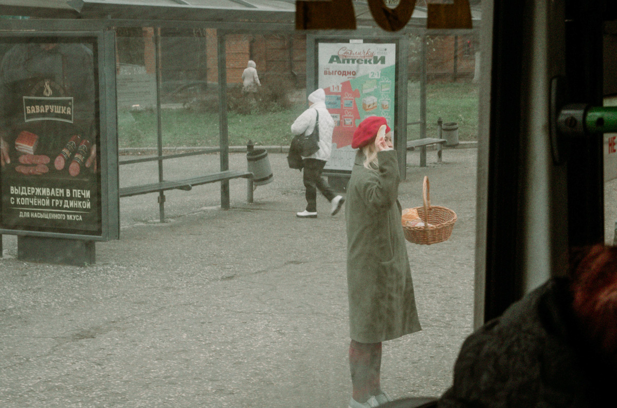 «Шкодный троллейбус» — явление не то чтобы редкое, а единственное в своём роде. О готовящемся владимирскими театралами перформансе не знали ни городская администрация, ни водитель с кондуктором, ни передвигающиеся на выбранном для эксперимента троллейбусе горожане. В 12.00 субботы на остановках маршрута № 1 участники действия ждали выезжающего с конечной на Фатьянова «рогатого», а когда салон заполнился, началось внезапное представление…