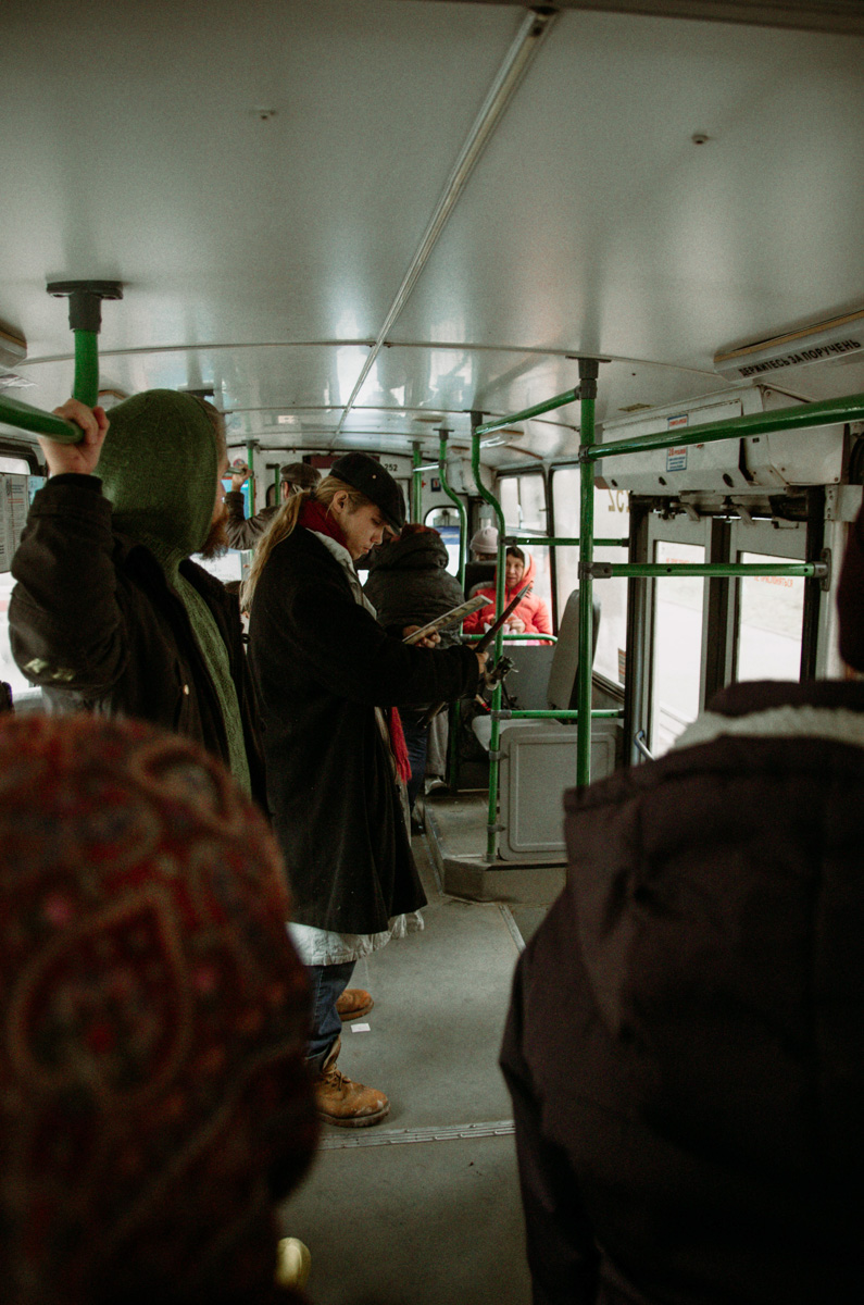 «Шкодный троллейбус» — явление не то чтобы редкое, а единственное в своём роде. О готовящемся владимирскими театралами перформансе не знали ни городская администрация, ни водитель с кондуктором, ни передвигающиеся на выбранном для эксперимента троллейбусе горожане. В 12.00 субботы на остановках маршрута № 1 участники действия ждали выезжающего с конечной на Фатьянова «рогатого», а когда салон заполнился, началось внезапное представление…