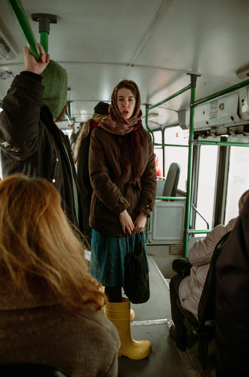 «Шкодный троллейбус» — явление не то чтобы редкое, а единственное в своём роде. О готовящемся владимирскими театралами перформансе не знали ни городская администрация, ни водитель с кондуктором, ни передвигающиеся на выбранном для эксперимента троллейбусе горожане. В 12.00 субботы на остановках маршрута № 1 участники действия ждали выезжающего с конечной на Фатьянова «рогатого», а когда салон заполнился, началось внезапное представление…