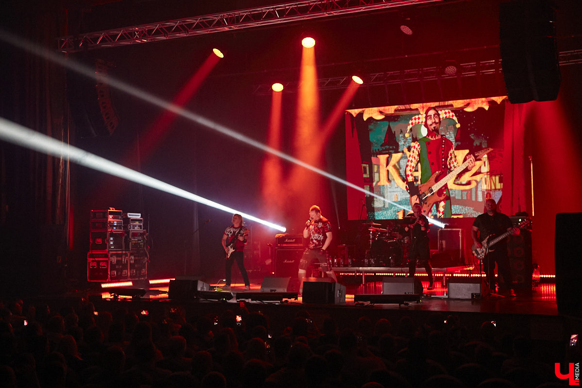 Кому страшных сказок не хватает? Забившая до отказа Art Hall владимирская публика получила их сполна! А как иначе, когда на сцене выступает сама группа «КняZz»?!