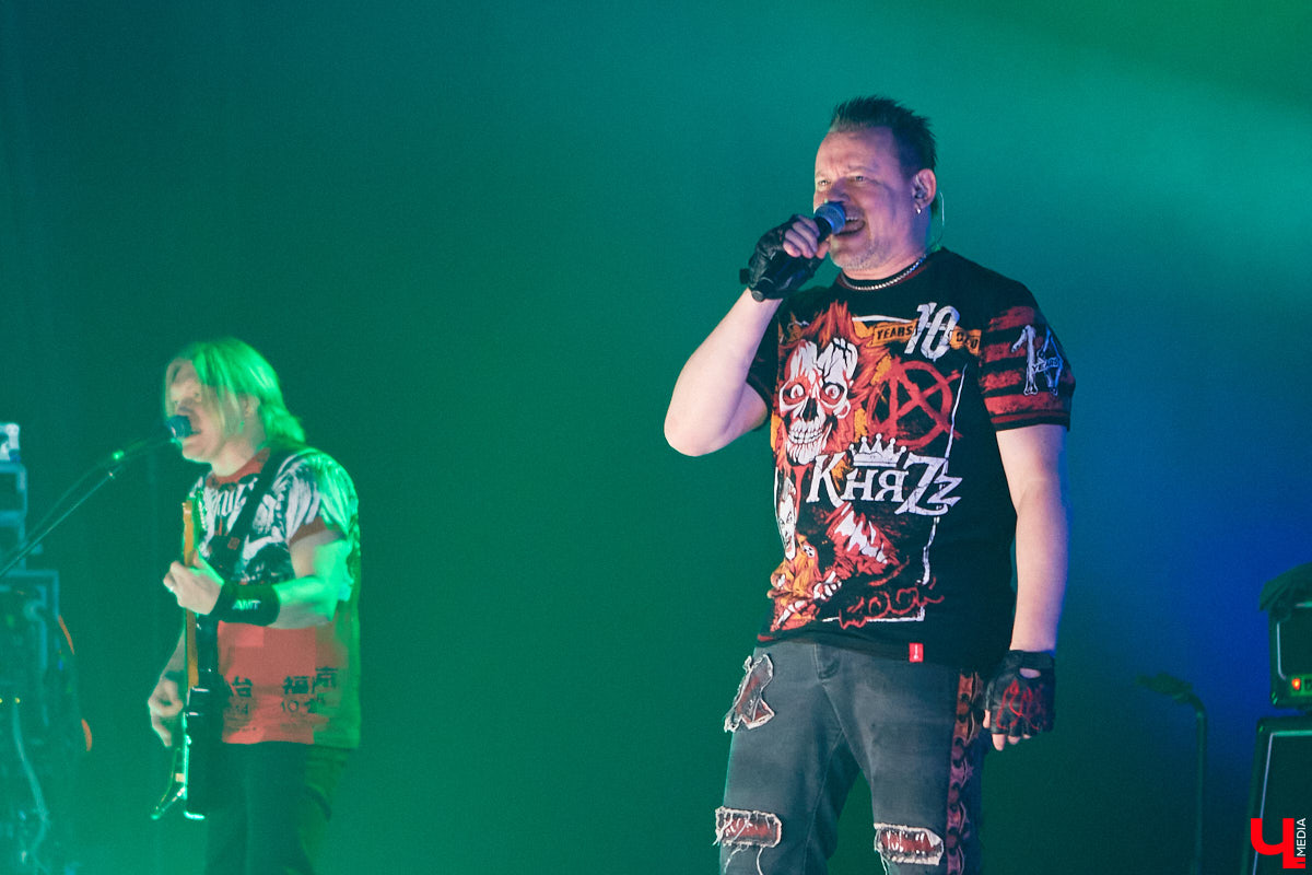 Кому страшных сказок не хватает? Забившая до отказа Art Hall владимирская публика получила их сполна! А как иначе, когда на сцене выступает сама группа «КняZz»?!