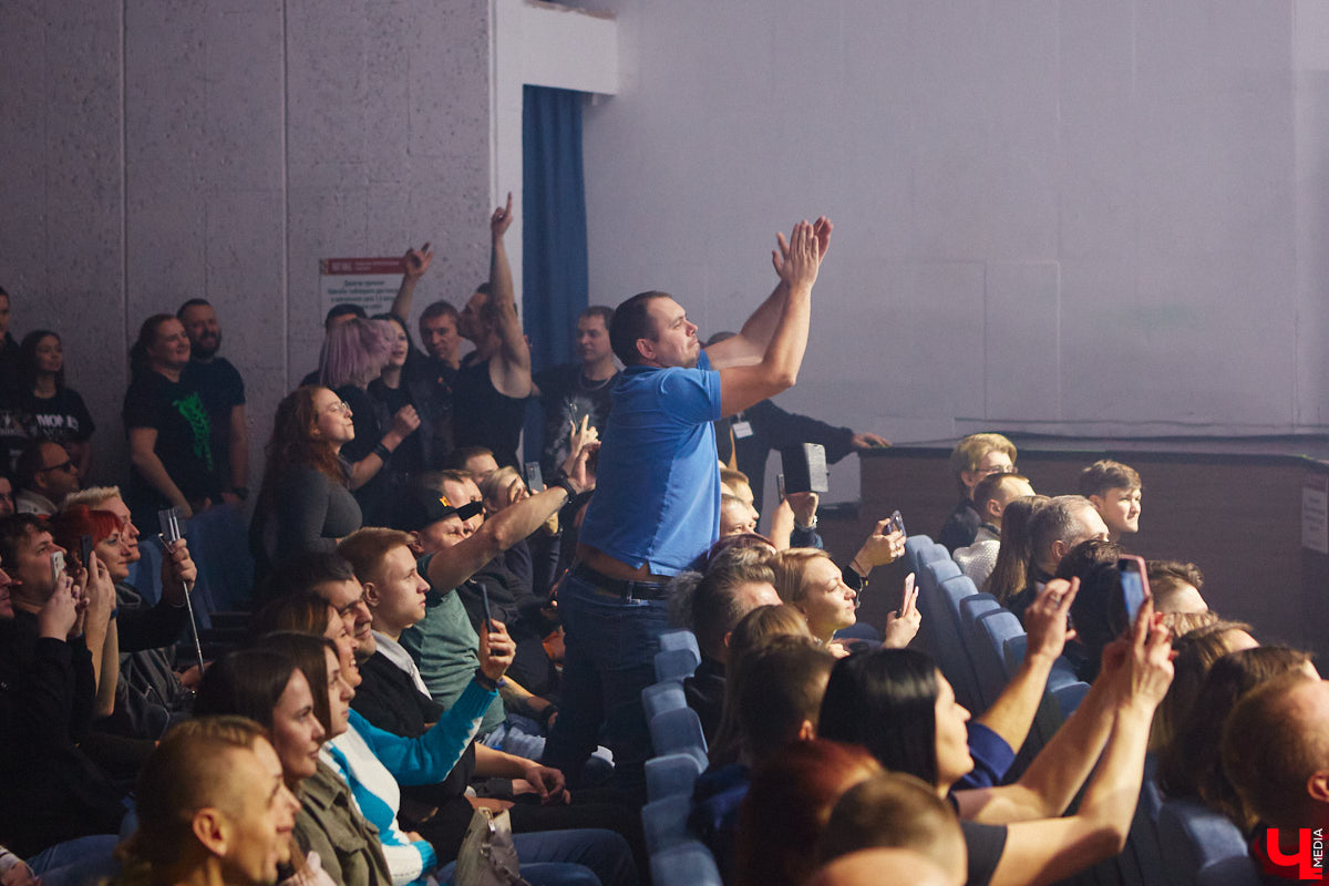 Кому страшных сказок не хватает? Забившая до отказа Art Hall владимирская публика получила их сполна! А как иначе, когда на сцене выступает сама группа «КняZz»?!