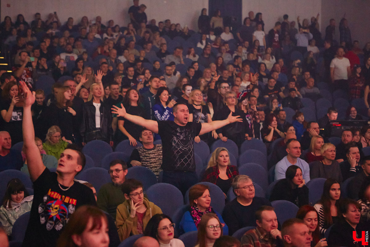 Кому страшных сказок не хватает? Забившая до отказа Art Hall владимирская публика получила их сполна! А как иначе, когда на сцене выступает сама группа «КняZz»?!