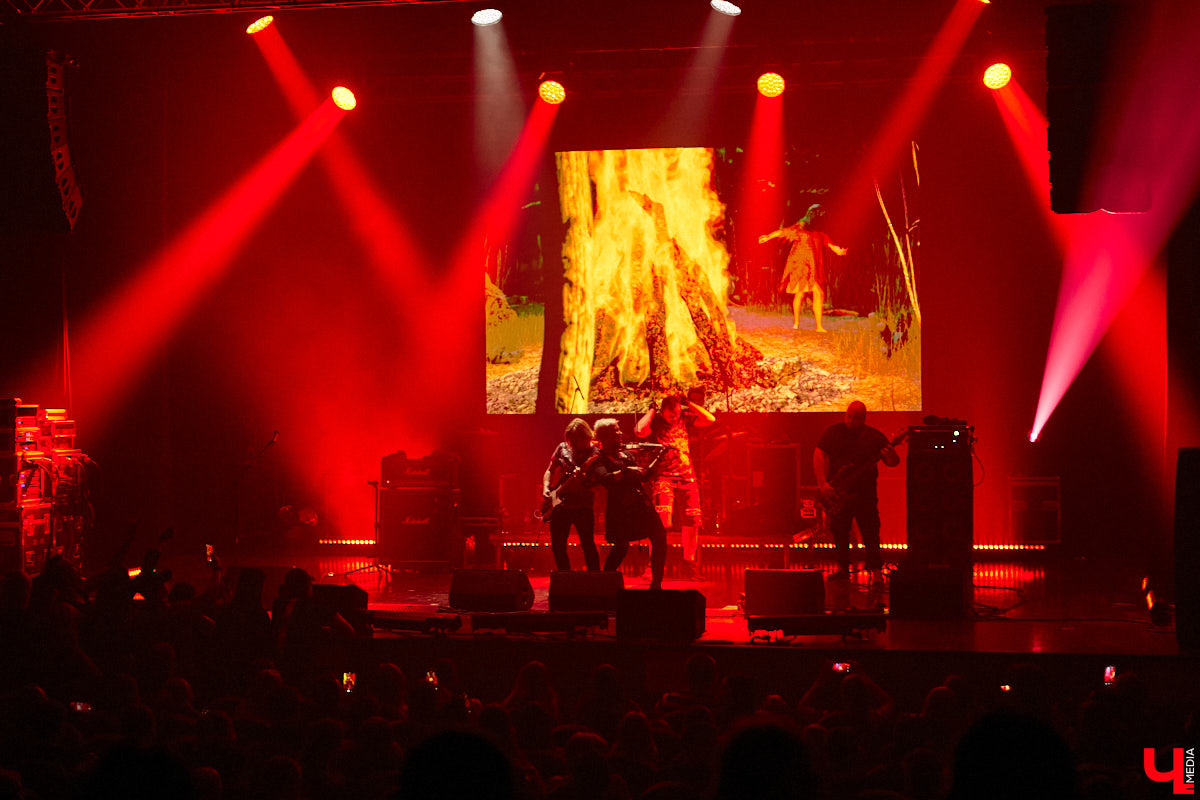 Кому страшных сказок не хватает? Забившая до отказа Art Hall владимирская публика получила их сполна! А как иначе, когда на сцене выступает сама группа «КняZz»?!