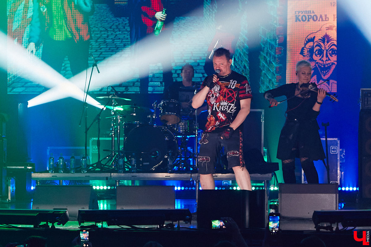 Кому страшных сказок не хватает? Забившая до отказа Art Hall владимирская публика получила их сполна! А как иначе, когда на сцене выступает сама группа «КняZz»?!