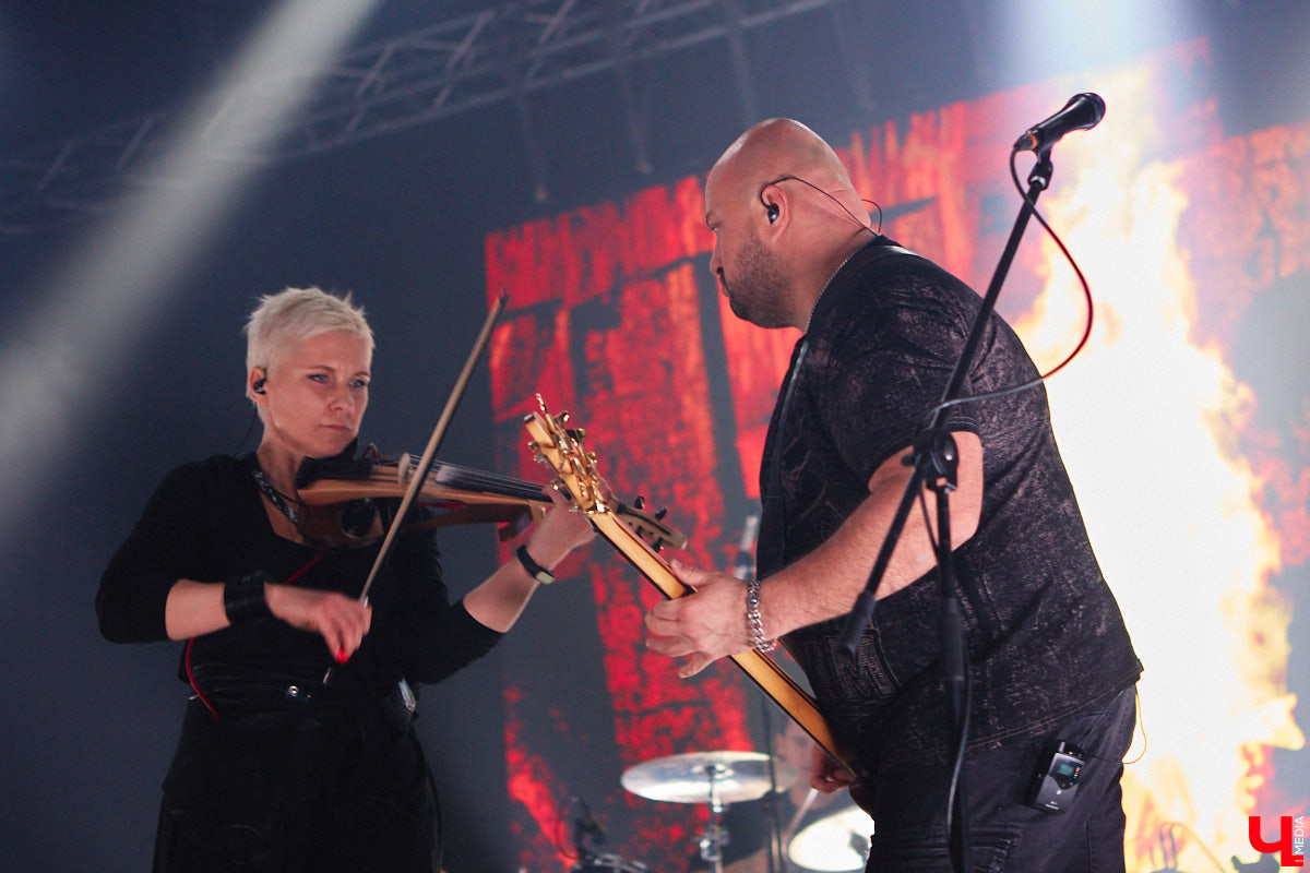 Кому страшных сказок не хватает? Забившая до отказа Art Hall владимирская публика получила их сполна! А как иначе, когда на сцене выступает сама группа «КняZz»?!