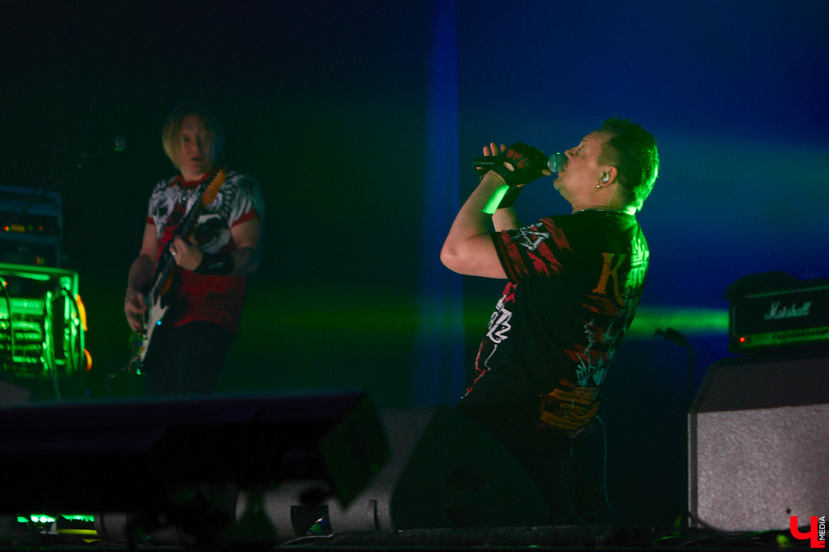 Кому страшных сказок не хватает? Забившая до отказа Art Hall владимирская публика получила их сполна! А как иначе, когда на сцене выступает сама группа «КняZz»?!