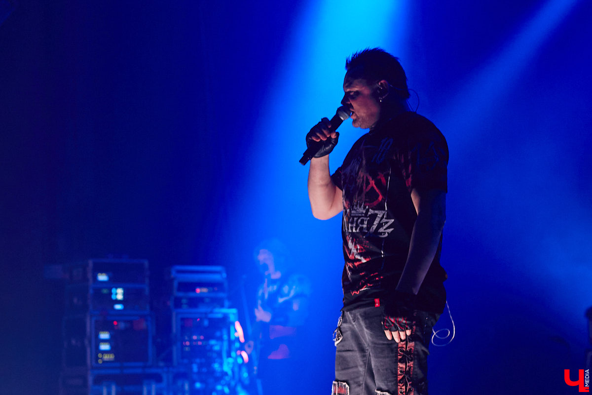 Кому страшных сказок не хватает? Забившая до отказа Art Hall владимирская публика получила их сполна! А как иначе, когда на сцене выступает сама группа «КняZz»?!