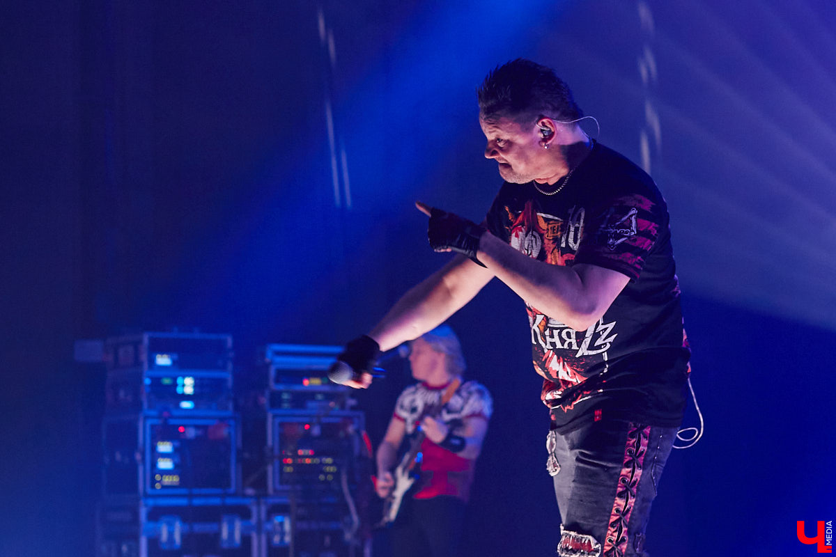 Кому страшных сказок не хватает? Забившая до отказа Art Hall владимирская публика получила их сполна! А как иначе, когда на сцене выступает сама группа «КняZz»?!