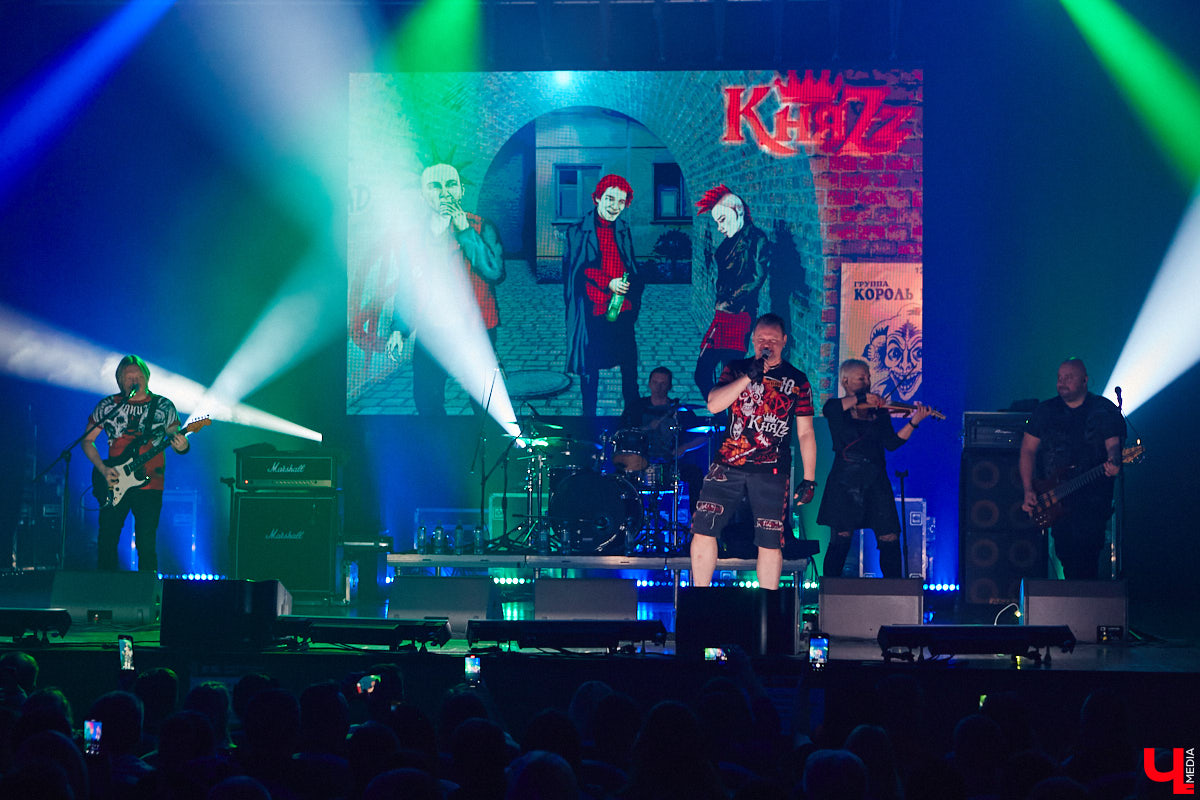 Кому страшных сказок не хватает? Забившая до отказа Art Hall владимирская публика получила их сполна! А как иначе, когда на сцене выступает сама группа «КняZz»?!