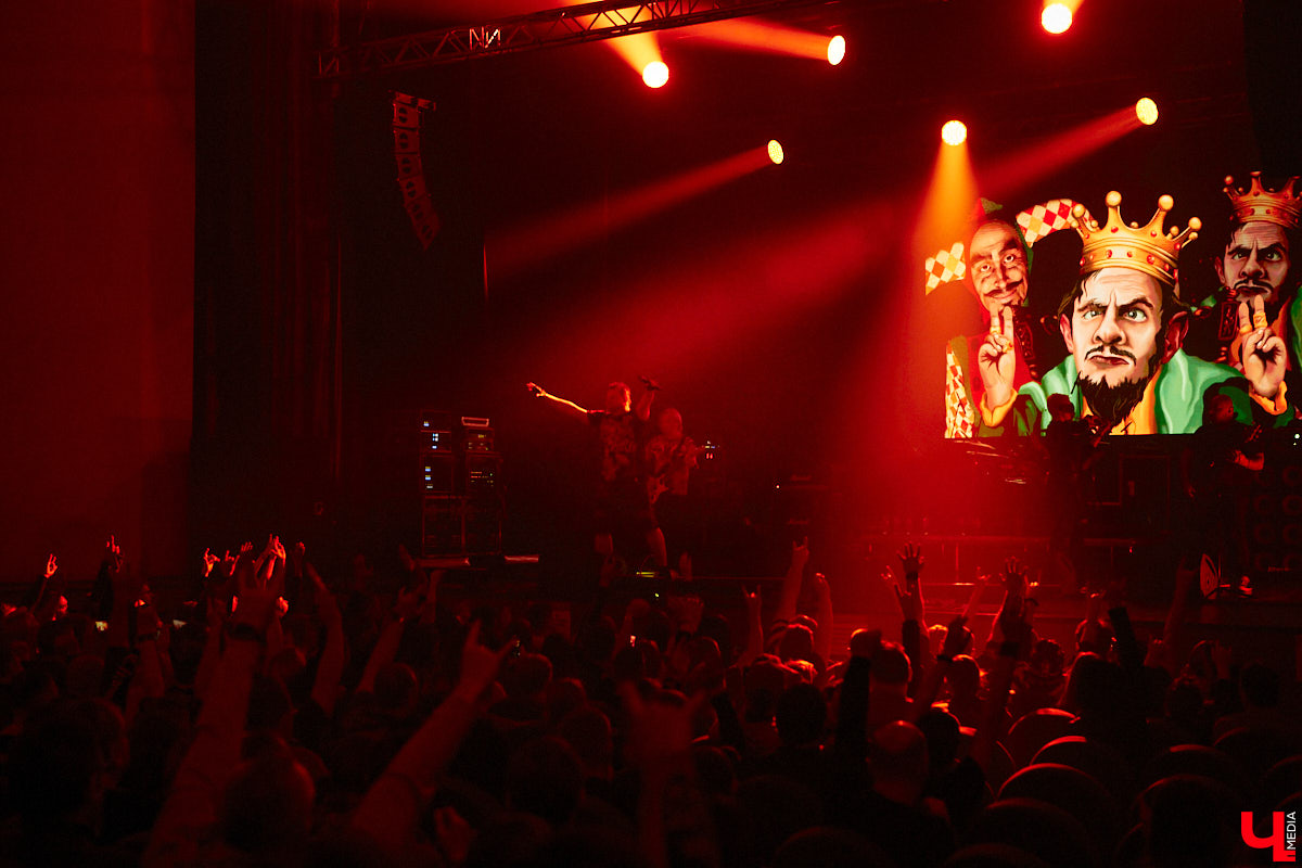 Кому страшных сказок не хватает? Забившая до отказа Art Hall владимирская публика получила их сполна! А как иначе, когда на сцене выступает сама группа «КняZz»?!