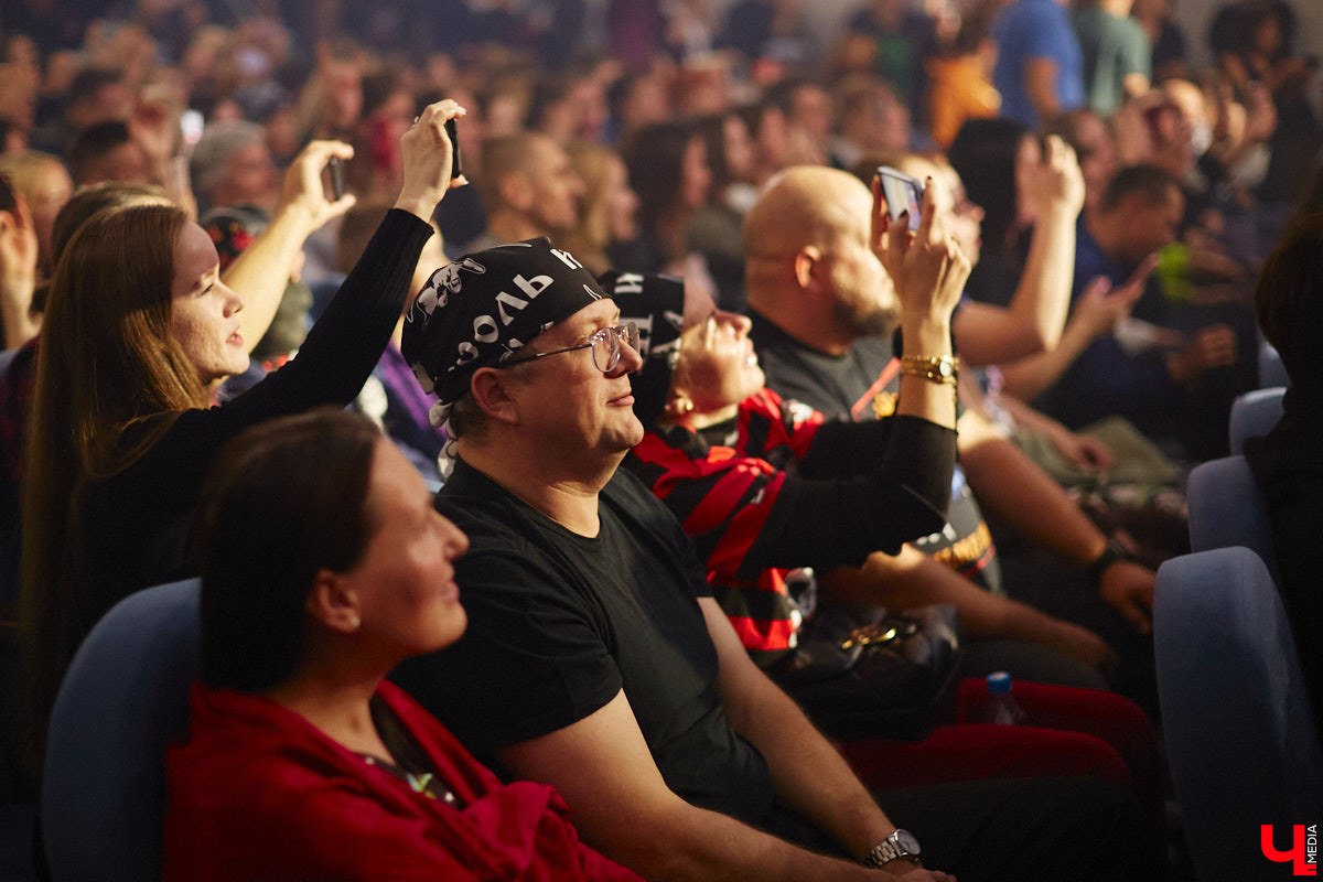 Кому страшных сказок не хватает? Забившая до отказа Art Hall владимирская публика получила их сполна! А как иначе, когда на сцене выступает сама группа «КняZz»?!