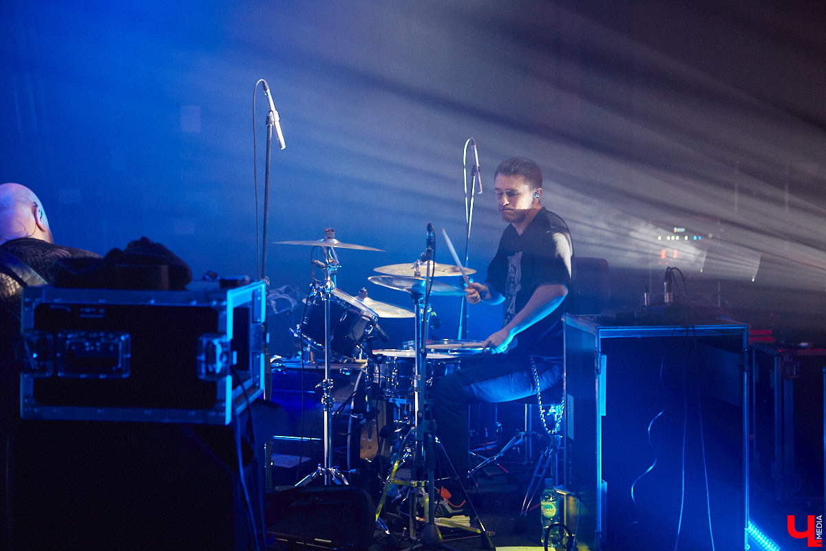 Кому страшных сказок не хватает? Забившая до отказа Art Hall владимирская публика получила их сполна! А как иначе, когда на сцене выступает сама группа «КняZz»?!