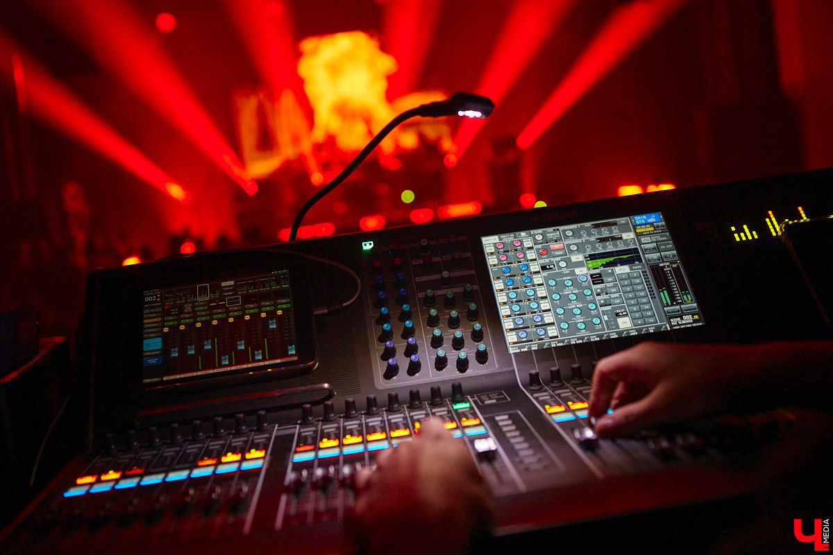 Кому страшных сказок не хватает? Забившая до отказа Art Hall владимирская публика получила их сполна! А как иначе, когда на сцене выступает сама группа «КняZz»?!