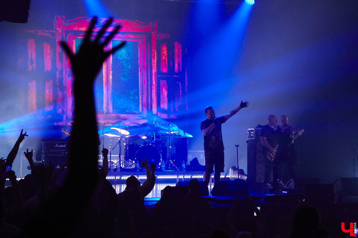 Кому страшных сказок не хватает? Забившая до отказа Art Hall владимирская публика получила их сполна! А как иначе, когда на сцене выступает сама группа «КняZz»?!