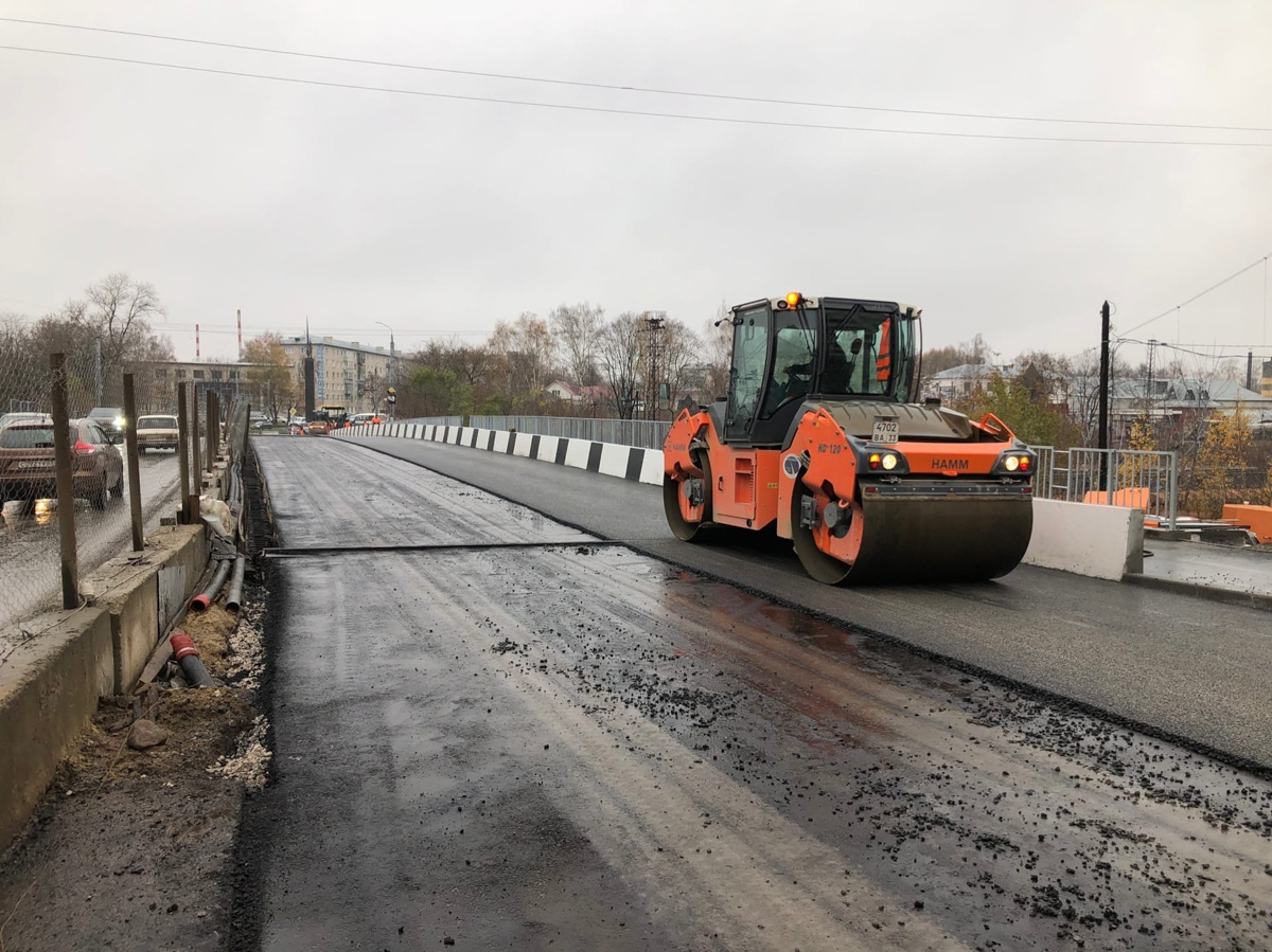 Движение по отремонтированной половине Павловского моста в Коврове планировали запустить на этой неделе, но «нелетная» погода спутала планы. Последний слой асфальта на дороге строители уложили только сегодня. Однако дня «икс» осталось ждать не так долго.