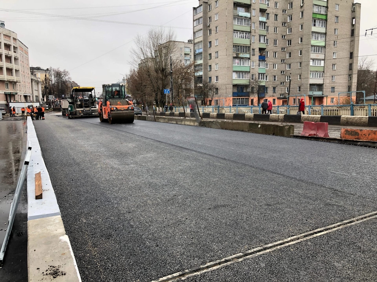 Движение по отремонтированной половине Павловского моста в Коврове планировали запустить на этой неделе, но «нелетная» погода спутала планы. Последний слой асфальта на дороге строители уложили только сегодня. Однако дня «икс» осталось ждать не так долго.