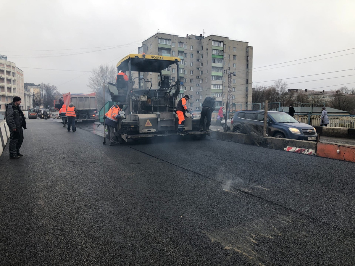 Движение по отремонтированной половине Павловского моста в Коврове планировали запустить на этой неделе, но «нелетная» погода спутала планы. Последний слой асфальта на дороге строители уложили только сегодня. Однако дня «икс» осталось ждать не так долго.