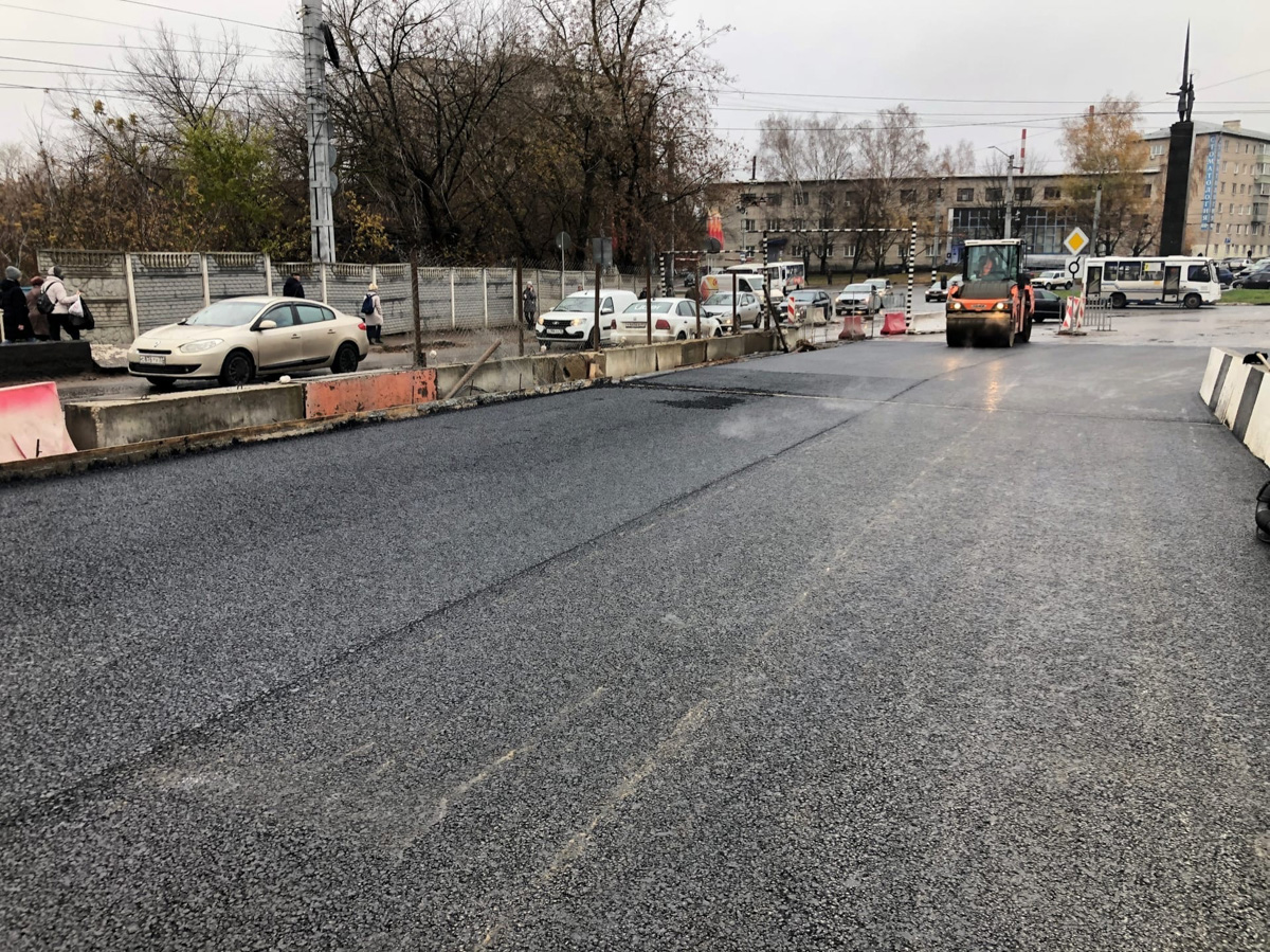 Движение по отремонтированной половине Павловского моста в Коврове планировали запустить на этой неделе, но «нелетная» погода спутала планы. Последний слой асфальта на дороге строители уложили только сегодня. Однако дня «икс» осталось ждать не так долго.