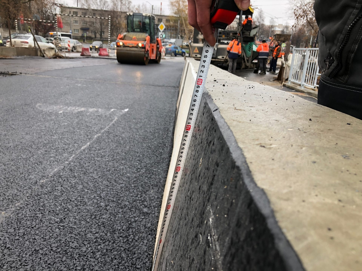 Движение по отремонтированной половине Павловского моста в Коврове планировали запустить на этой неделе, но «нелетная» погода спутала планы. Последний слой асфальта на дороге строители уложили только сегодня. Однако дня «икс» осталось ждать не так долго.