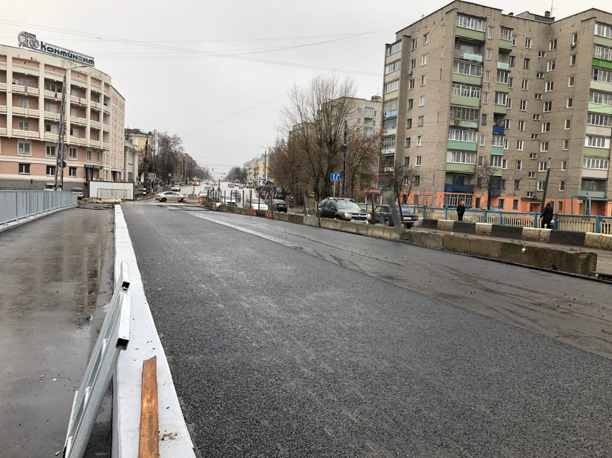 Движение по отремонтированной половине Павловского моста в Коврове планировали запустить на этой неделе, но «нелетная» погода спутала планы. Последний слой асфальта на дороге строители уложили только сегодня. Однако дня «икс» осталось ждать не так долго.