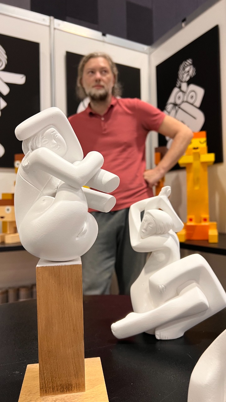 В 2022 году Евгений Кравцов участвовал во многих выставках вне Владимира: питерский «Севкабель Порт», московский «Винзавод». Помимо Андрея Малахова и других известных деятелей культуры на одном из мероприятий он встретил организаторов EroExpo. «Все возможности показывать работы приносят плоды», — говорит Евгений, посетивший ивент для совершеннолетних в качестве автора.