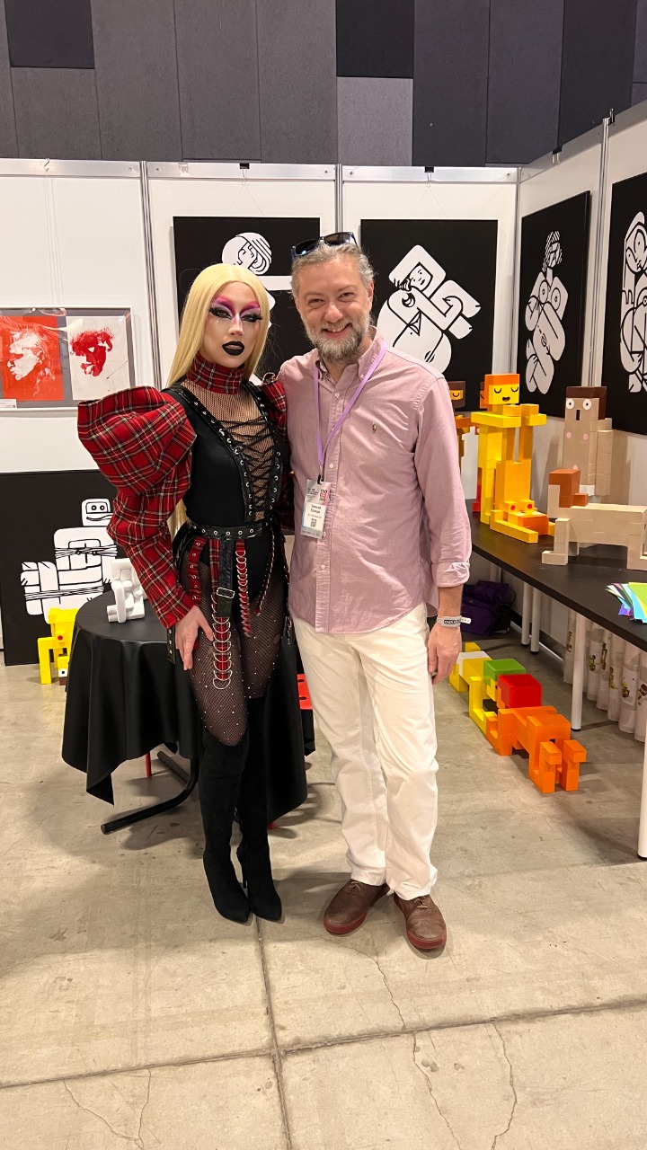 В 2022 году Евгений Кравцов участвовал во многих выставках вне Владимира: питерский «Севкабель Порт», московский «Винзавод». Помимо Андрея Малахова и других известных деятелей культуры на одном из мероприятий он встретил организаторов EroExpo. «Все возможности показывать работы приносят плоды», — говорит Евгений, посетивший ивент для совершеннолетних в качестве автора.