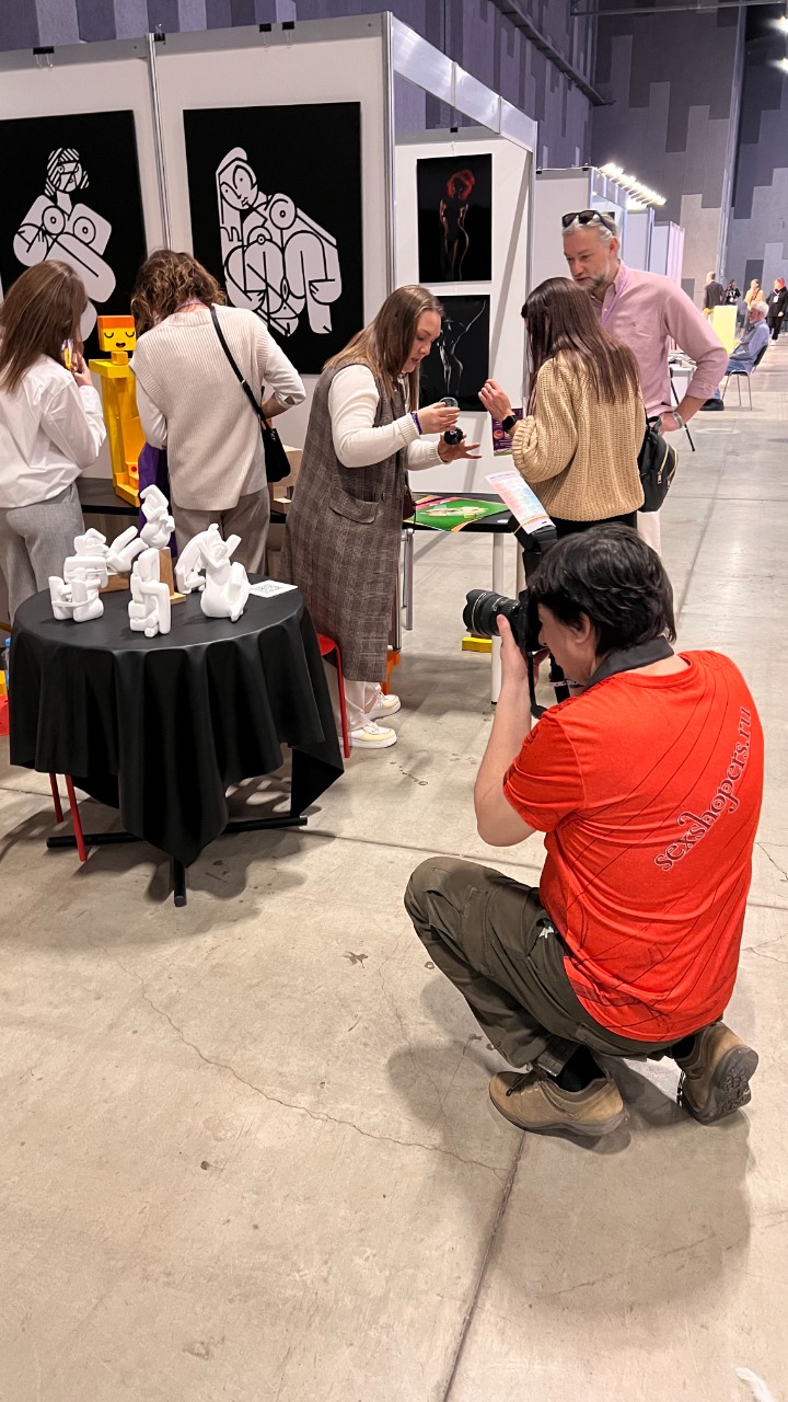 В 2022 году Евгений Кравцов участвовал во многих выставках вне Владимира: питерский «Севкабель Порт», московский «Винзавод». Помимо Андрея Малахова и других известных деятелей культуры на одном из мероприятий он встретил организаторов EroExpo. «Все возможности показывать работы приносят плоды», — говорит Евгений, посетивший ивент для совершеннолетних в качестве автора.