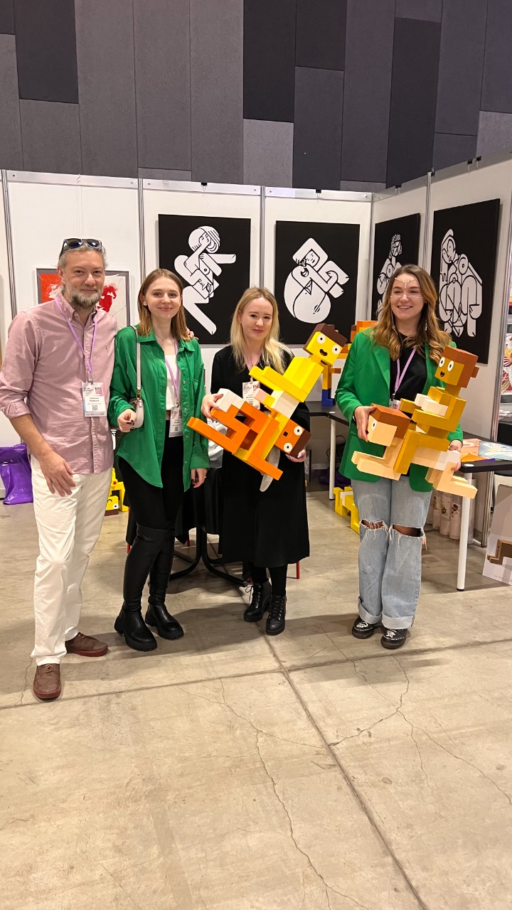 В 2022 году Евгений Кравцов участвовал во многих выставках вне Владимира: питерский «Севкабель Порт», московский «Винзавод». Помимо Андрея Малахова и других известных деятелей культуры на одном из мероприятий он встретил организаторов EroExpo. «Все возможности показывать работы приносят плоды», — говорит Евгений, посетивший ивент для совершеннолетних в качестве автора.