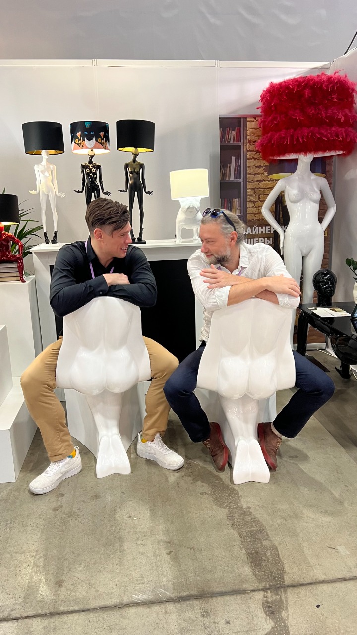 В 2022 году Евгений Кравцов участвовал во многих выставках вне Владимира: питерский «Севкабель Порт», московский «Винзавод». Помимо Андрея Малахова и других известных деятелей культуры на одном из мероприятий он встретил организаторов EroExpo. «Все возможности показывать работы приносят плоды», — говорит Евгений, посетивший ивент для совершеннолетних в качестве автора.