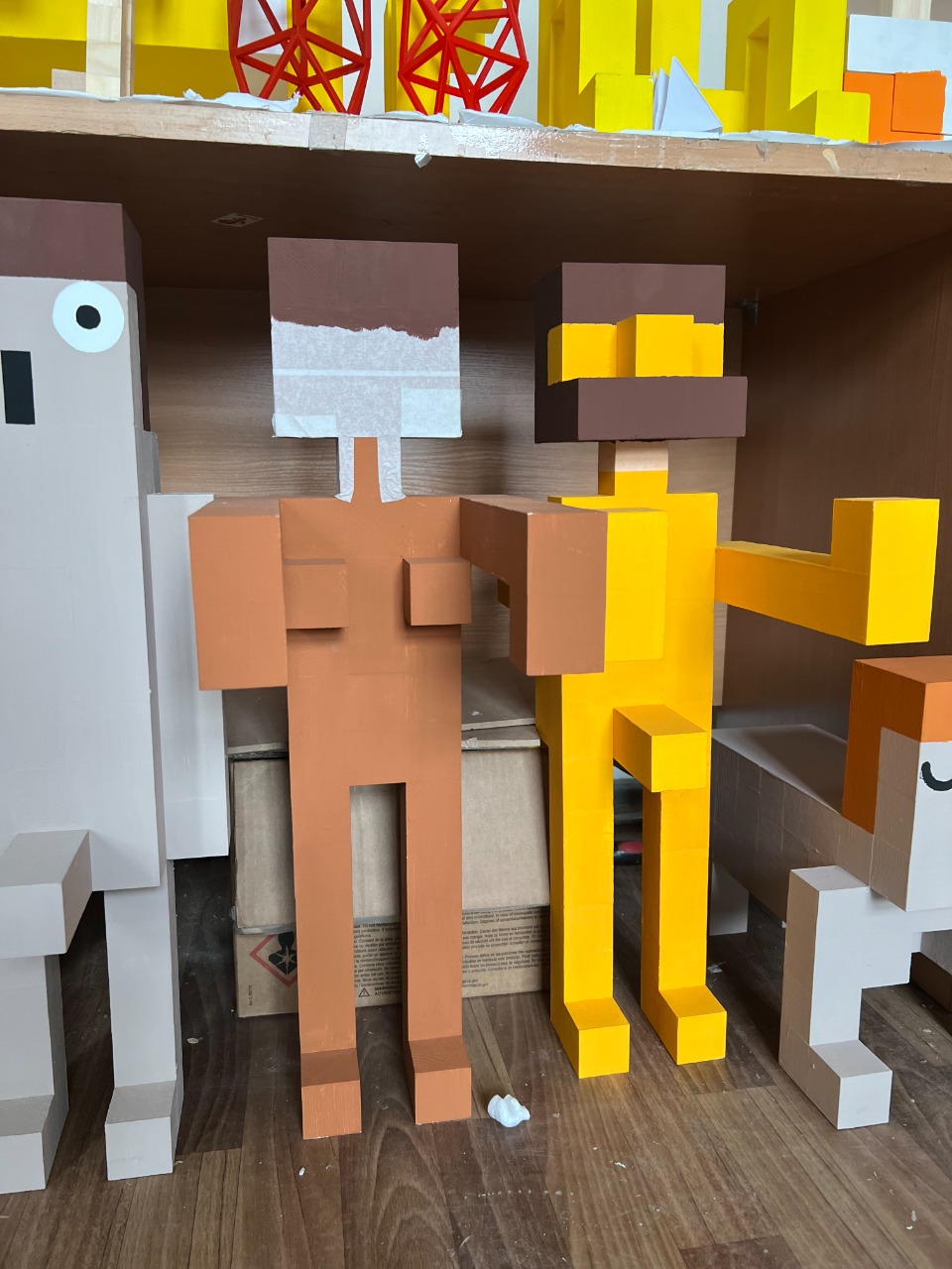 В 2022 году Евгений Кравцов участвовал во многих выставках вне Владимира: питерский «Севкабель Порт», московский «Винзавод». Помимо Андрея Малахова и других известных деятелей культуры на одном из мероприятий он встретил организаторов EroExpo. «Все возможности показывать работы приносят плоды», — говорит Евгений, посетивший ивент для совершеннолетних в качестве автора.