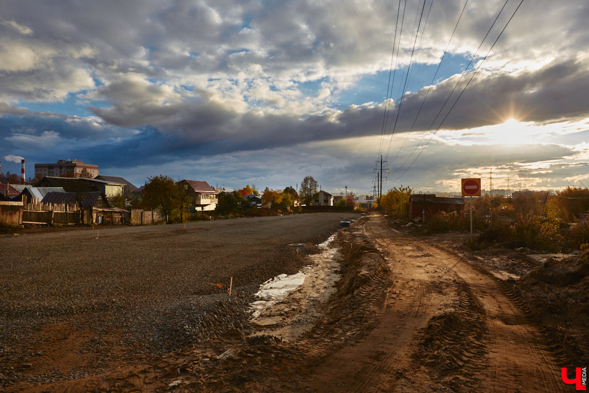 На этой неделе стало известно о масштабных работах, которые ожидаются на трассе Владимир — Суздаль. Дорогу обещают расширить до четырех полос. Со временем полотна обновляются или еще только будут обновляться на территории всего региона. Наша сегодняшняя подборка тому подтверждение.