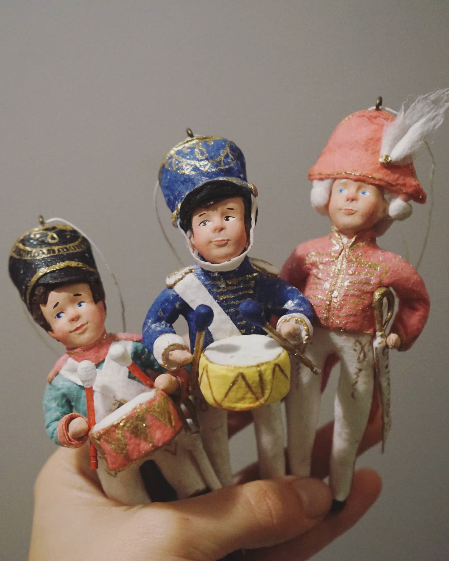 Удивительные игрушки из ваты делают в небольшой деревне Вязниковского района. Елочные украшения уже прославили Кузьмино на всю страну. Если хотите ощутить приближение Нового года, тогда не просто прочтите этот материал до конца, но и найдите время, чтобы посетить уникальную мини-артель Владимирской области.