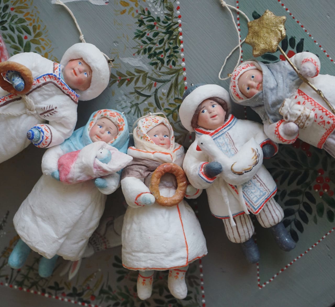 Удивительные игрушки из ваты делают в небольшой деревне Вязниковского района. Елочные украшения уже прославили Кузьмино на всю страну. Если хотите ощутить приближение Нового года, тогда не просто прочтите этот материал до конца, но и найдите время, чтобы посетить уникальную мини-артель Владимирской области.