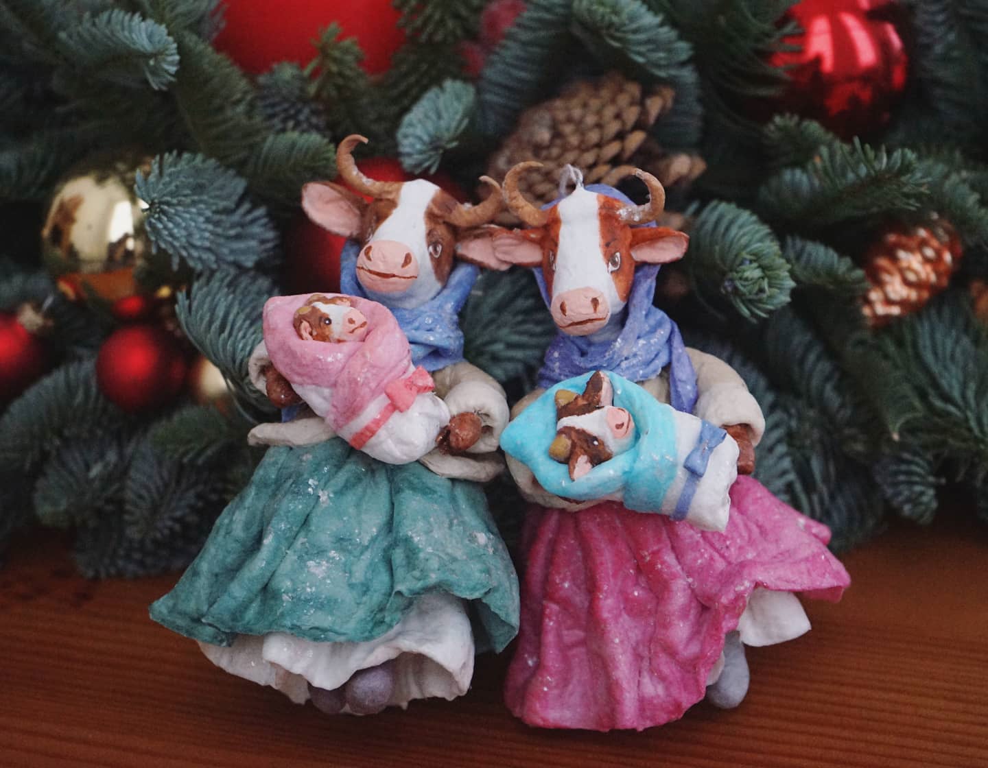 Удивительные игрушки из ваты делают в небольшой деревне Вязниковского района. Елочные украшения уже прославили Кузьмино на всю страну. Если хотите ощутить приближение Нового года, тогда не просто прочтите этот материал до конца, но и найдите время, чтобы посетить уникальную мини-артель Владимирской области.